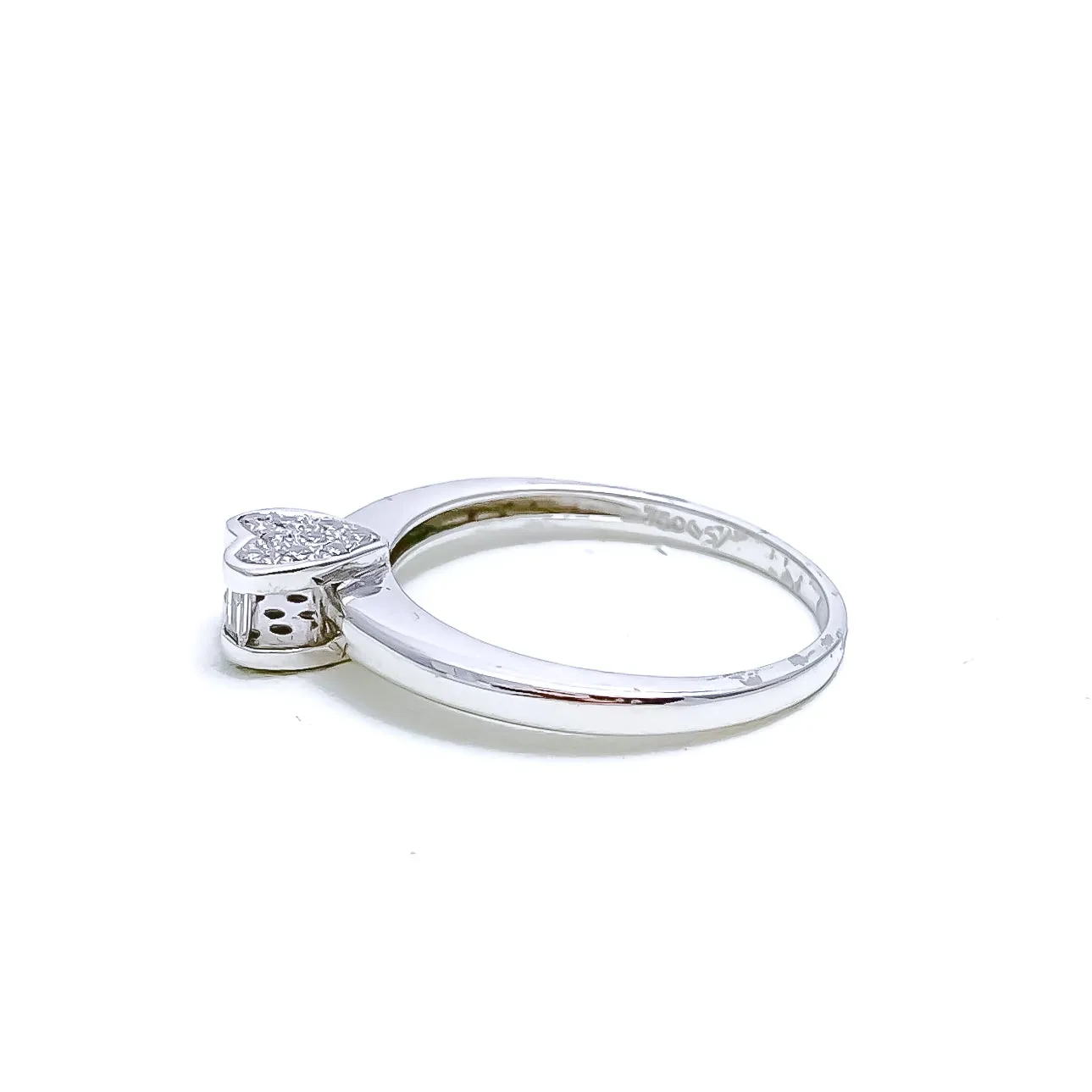 Attractive Heart Diamond   18k Gold Ring